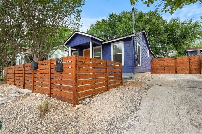 Photo - 2208 Santa Rita St
