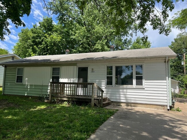 3 bedroom/2 bath house close to KU with wa... - 3 bedroom/2 bath house close to KU with wa...