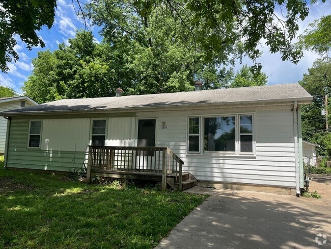 Building Photo - 3 bedroom/2 bath house close to KU with wa...