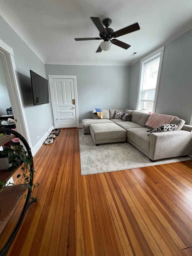 front room - 2114 W Lyndale St Unit 2r