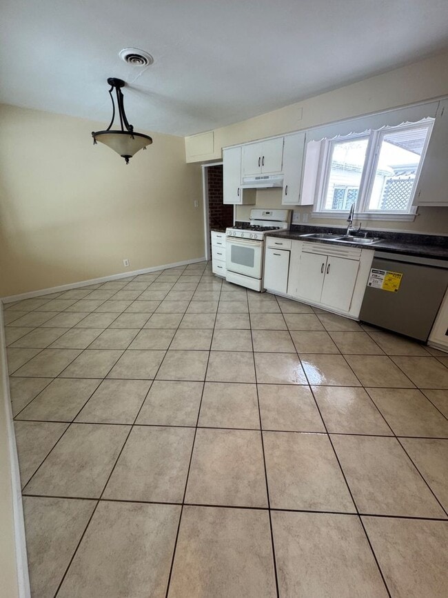 Building Photo - Large Ranch Style Home for Rent with Attached 2 car garage