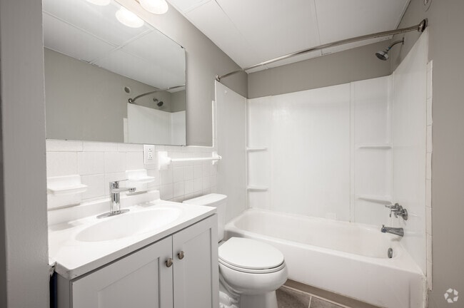 1BR, 1BA - 475SF - Bathroom