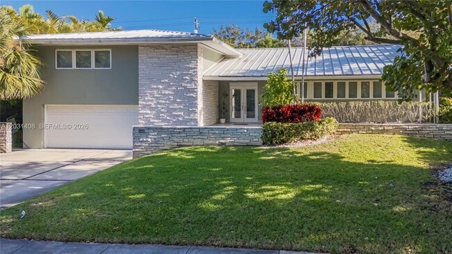 Photo - 301 Shore Dr E