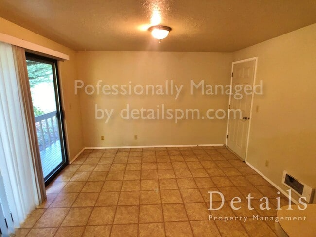 9467/9469 Silverdale Loop Rd NW