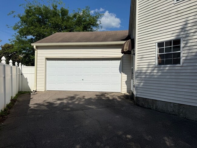 Photo - Convenient Murfreesboro Living – 3 Bed, 2 Bath with 2-Car Garage