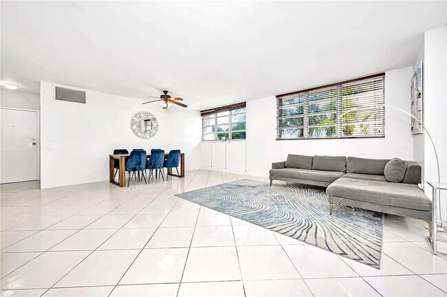 Photo - 800 West Ave Unidad 435 Rental