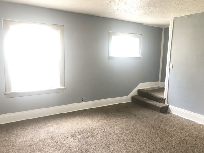 Building Photo - 2 BED 1 BATH SINGLE FAMILY HOME IN EUCLID!