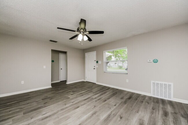 Photo - 242 Cheshire Ct