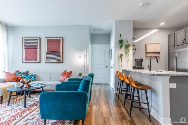 2BR, 2BA - 912SF - Living Room