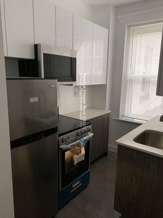 Building Photo - 100 Queensberry St Rental