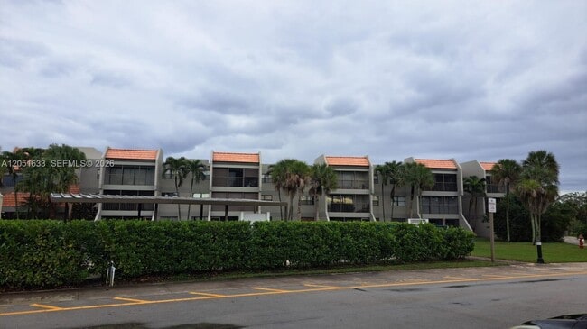 Building Photo - 230 Lakeview Dr Unit 310
