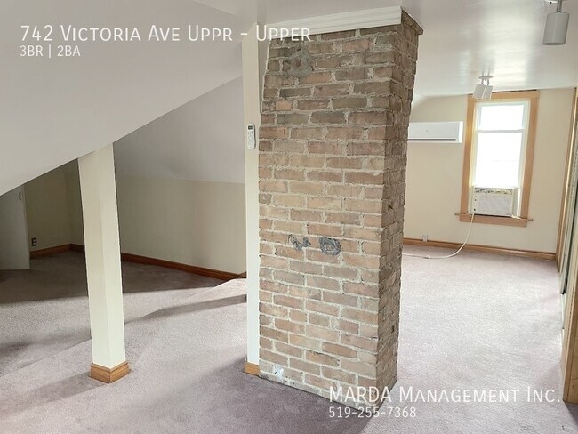 Photo - COZY 3 BED/2 BATH VICTORIAN UPPER UNIT W/ LOFT + HYDRO & 60% GAS Unité Upper