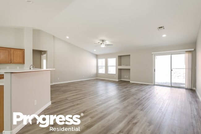 Photo - 1075 Silver Star St