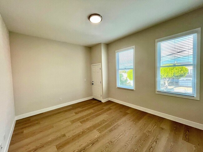 Photo - SPECTACULAR, COMPLETELY RENOVATED 2 BED/1 BATH FULLY!!! Unidad 1559