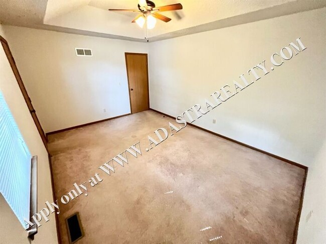 Photo - Spacious Duplex in Lee's Summit-Available ...