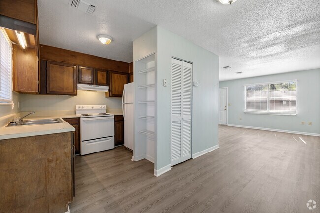 2BR, 1BA - 825SF - Classic - Kitchen/Dining Room