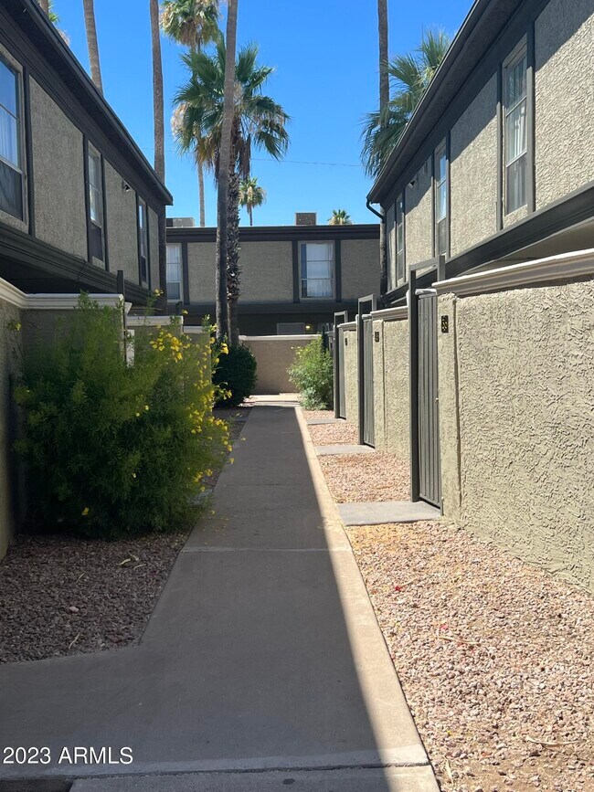 Photo - 2211 S McClintock Dr