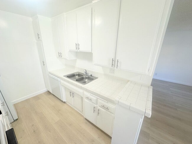 Photo - 3 PEAT - Huge, spacious, enormous - 2BD/2BA with parking. Chatsworth Adjacent! Unidad #3
