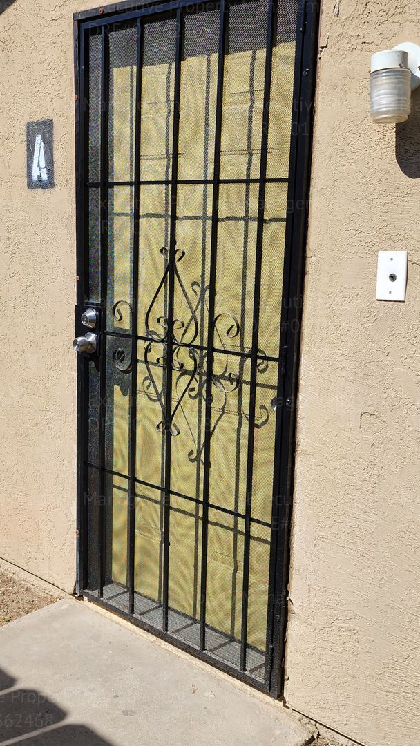 Photo - 2 bedroom, 1.5 bathroom townhome located near schools, shopping, restaurants, & Kern Medical Hosp...