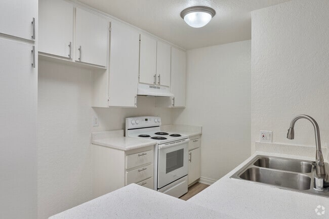 3BR, 2BA - 1,117SF - Kitchen