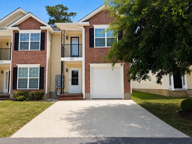 Building Photo - Available NOW- West Augusta Townhome with garage