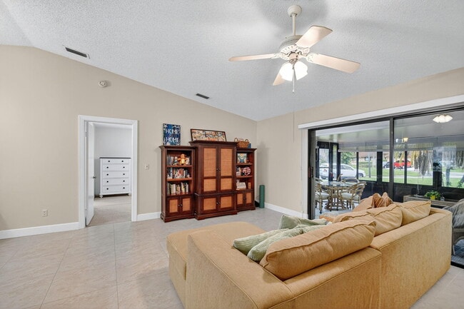 Photo - 15 Farnworth Dr