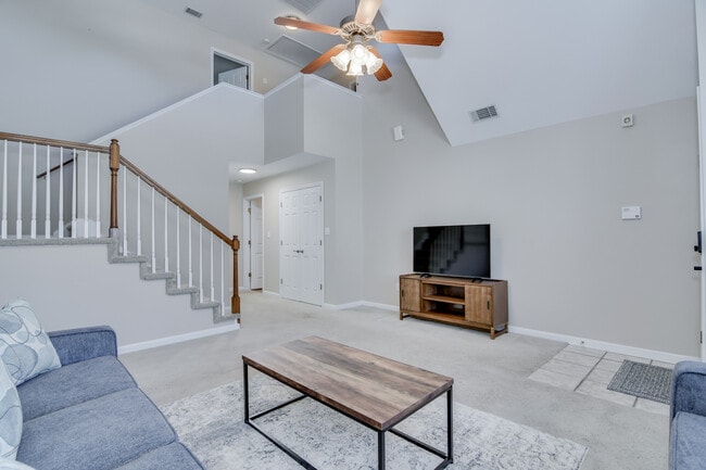 2044 Lillian Dr