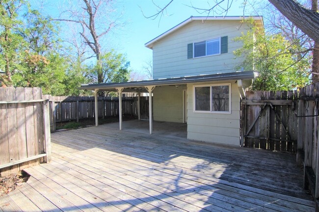 Photo - Walk to the Comal River, Schlitterbahn, & Downtown NB /1/1 Duplex with Courtyard! Includes Fridge...