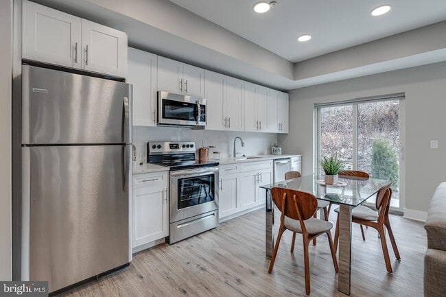 Building Photo - 1952 Bryn Mawr Ave Unit 4B