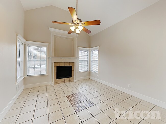 Photo - 822 Foxridge Dr