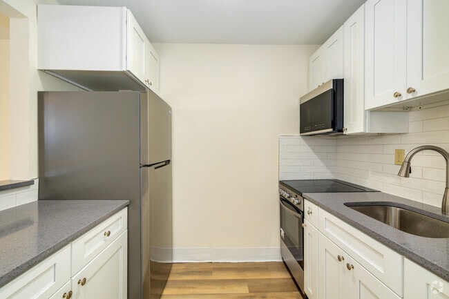 1BR, 1BA - 720SF - Kitchen