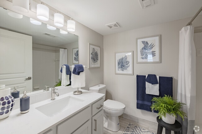 1BR, 1BA - 910SF - Kensington - Bathroom