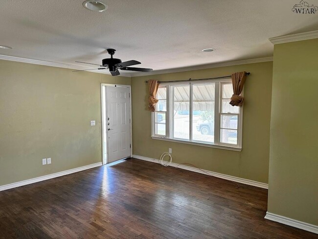 Photo - 2918 Featherston Ave