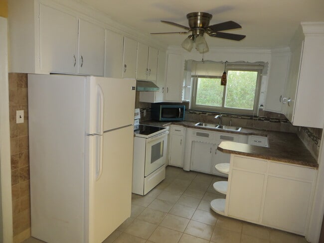 Cocina - 411 Roosevelt Ave