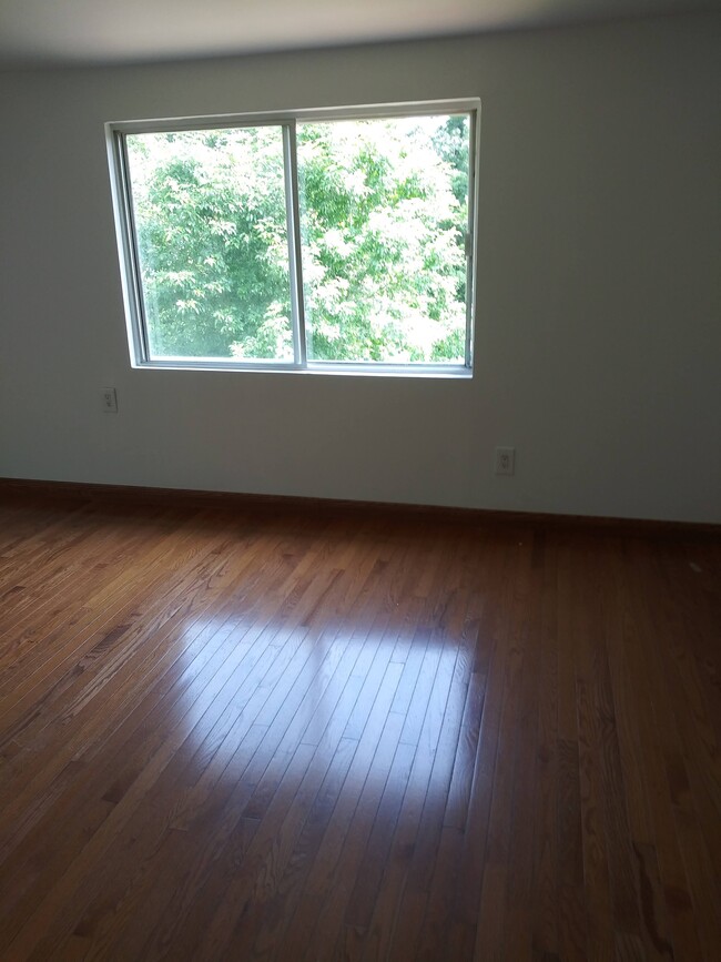 2884 Victory Blvd Unidad Side apt
