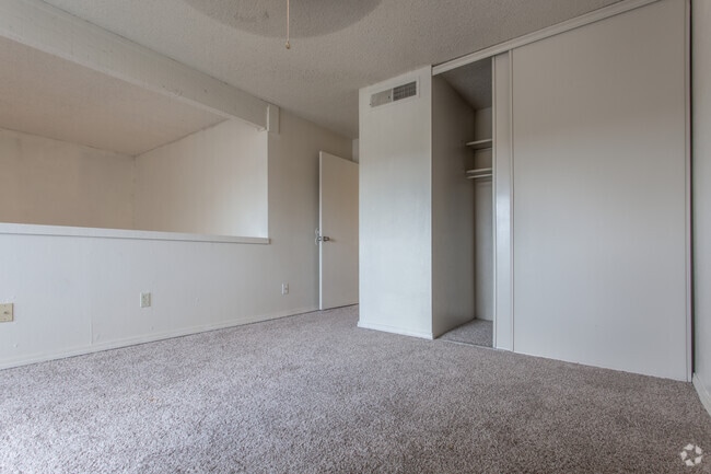 2 BR, 2 BA - 894 SF
