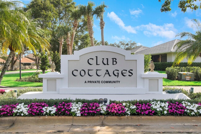 Building Photo - 825 Club Dr