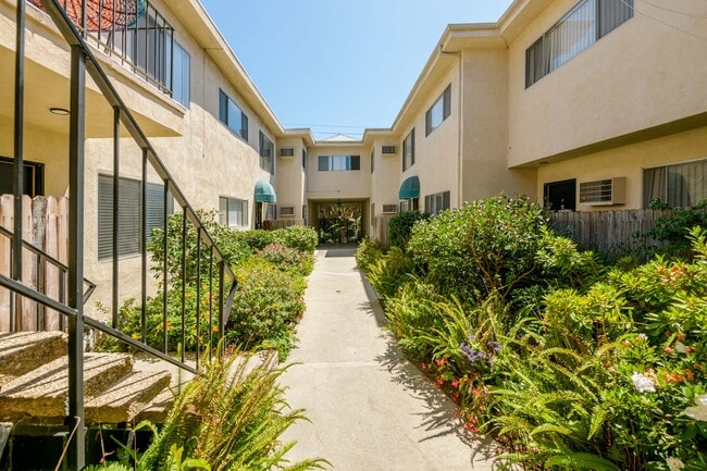 Courtyard - 2803 Arizona Ave