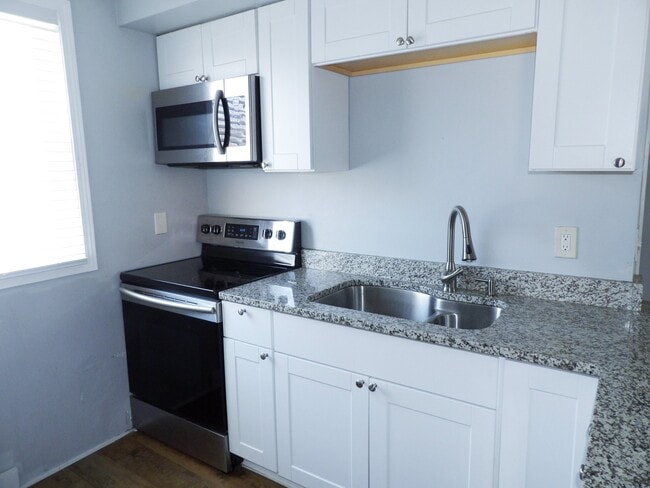 Photo - 921 W 36th St