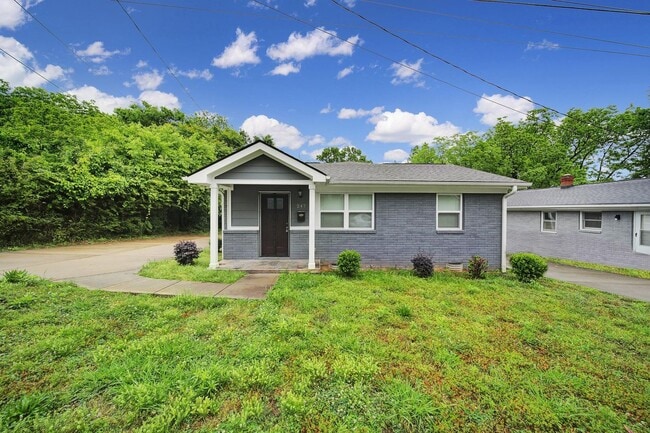 Beautiful Brick Home With Large Driveway - Beautiful Brick Home With Large Driveway