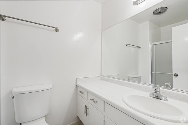 2BR, 2BA - 1,200SF - Primary Bathroom