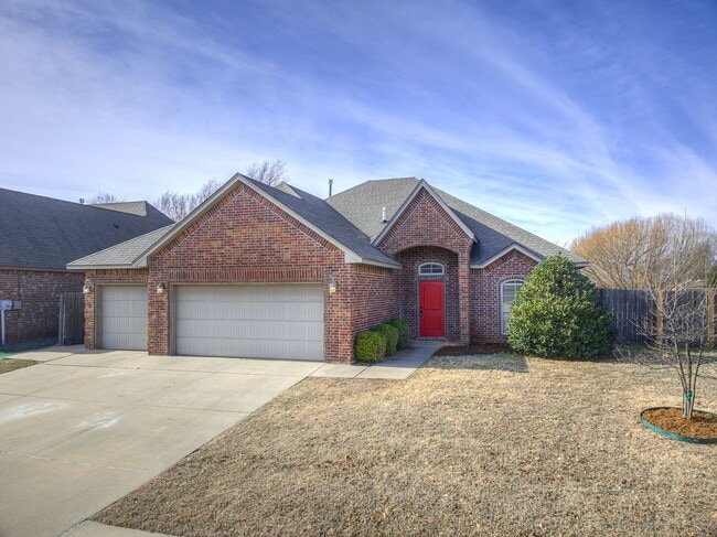 Building Photo - 3 Bedroom + Study + 3 car garage home located in the heart of Edmond!