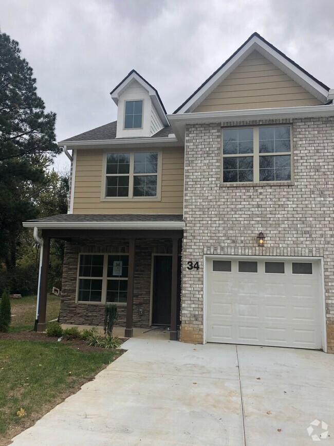 Building Photo - Townhome with 3 Bed/2.5 Bath w 1 Car Garag...