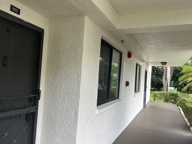 3138 Via Poinciana Unit 102