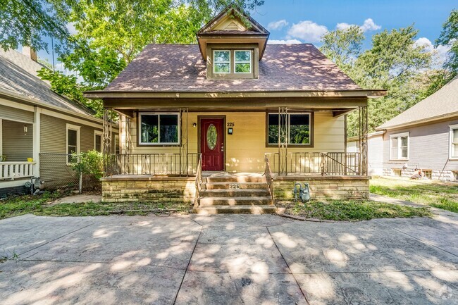 Building Photo - Classic 4 Bedroom 1 Bathroom Home near Col...