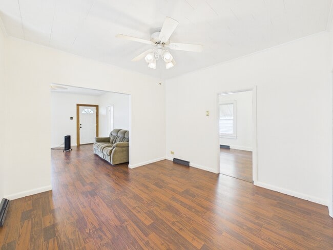 Photo - 305 Chelsea St