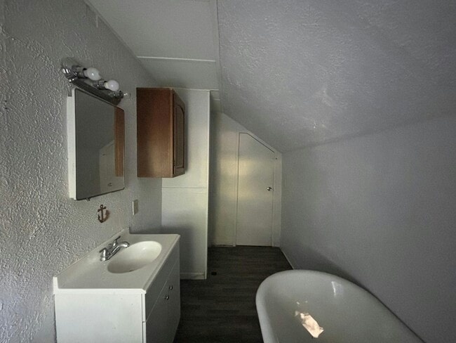 Photo - 209 Staunton St