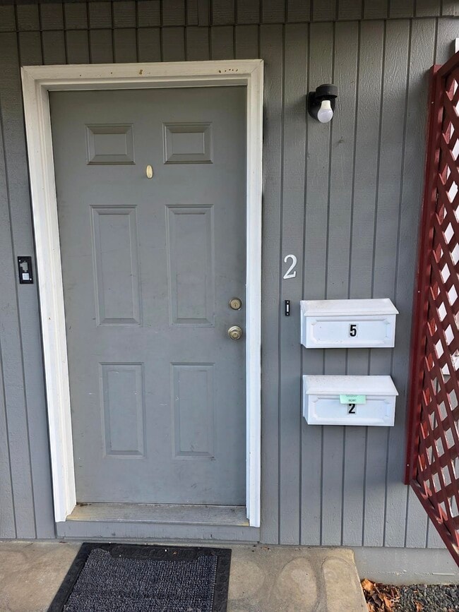 Building Photo - 256 Powell St E Unit 256-2