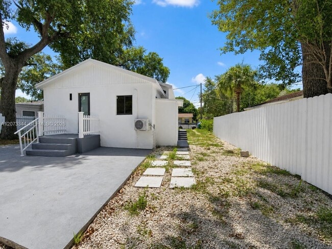 Photo - 5511 NW 4th Ave Unidad B