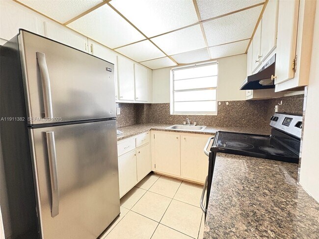 Building Photo - 725 NE 4th St Unit 204